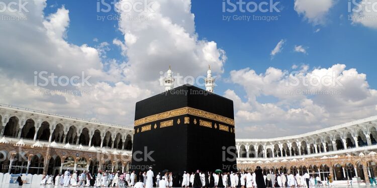 വിതുമ്പുന്ന ഹൃദയവുമായ് മാസങ്ങൾക്ക് ശേഷം ഉംറ തീർത്ഥാടനം ആരംഭിച്ചു