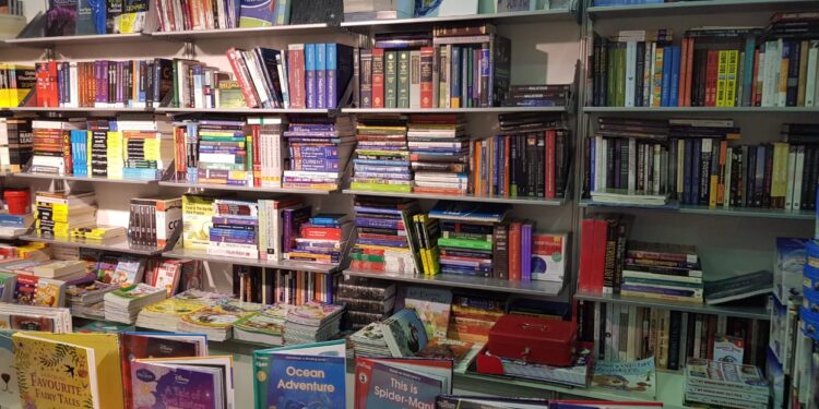 എല്ലാവിധ കോവിഡ് മാനദണ്ഡങ്ങളും പാലിച്ച് കൊണ്ട് ഷാർജ അന്തരാഷ്ട്ര പുസ്തകമേളയ്ക്ക് തുടക്കമായ് ജനങ്ങൾക്ക് വലിയ പ്രചോദനമായിരിക്കും ഈ മഹമാരി കാലത്തെ പുസ്തകമേള.