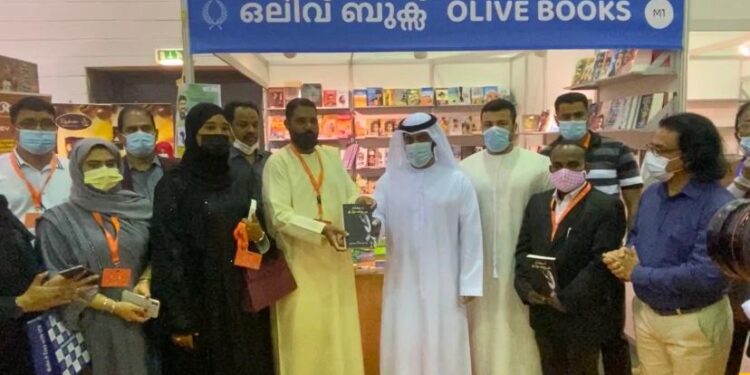 ഷാർജ: ഷാർജ പുസ്തക മേള; എം.മുകുന്ദന്റെ പ്രസിദ്ധ നോവലായ ‘മയ്യഴി പുഴയുടെ തീരങ്ങളിന്റെ’ അറബി പരിവർത്തനം ‘അലാ ഇഫാഫി മയ്യഴി’ ഹിസ് ഹൈനസ് ശൈഖ് മാജിദ് റാഷിദ് അൽ മുഅല്ല ഒലിവ് പബ്ലിക്കേഷൻ ഗൾഫ് കോർഡിനേറ്റർ സലാം പാപ്പിനിശ്ശേരിക്ക് നൽകി പ്രകാശനം ചെയ്തു