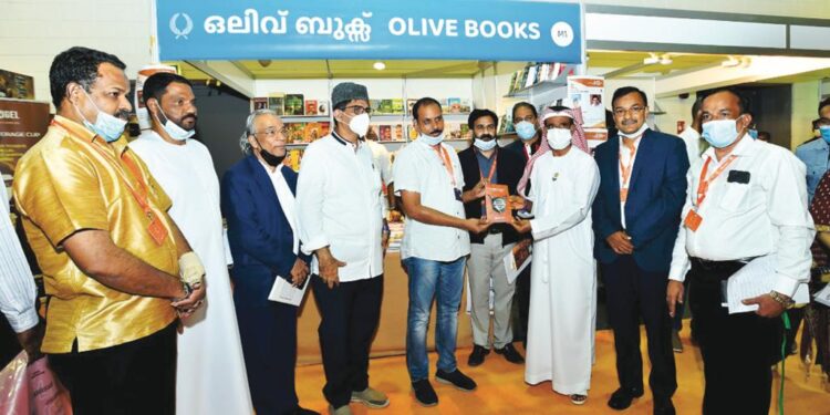 ഷെരീഫ് സാഗറിന്റെ ‘വാരിയംകുന്നത്ത്  കുഞ്ഞഹമ്മദ് ഹാജി’ പ്രകാശനം ചെയ്തു