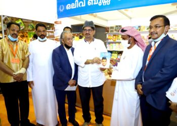 ഷാർജ പുസ്തകമേള; അഹമ്മദ്കുട്ടി ഉണ്ണികുളത്തിന്റെ ”പകരം ഇല്ലാത്ത സീതി സാഹിബ്” ബഷീർ അലി തങ്ങൾ   പ്രകാശനം ചെയ്തു