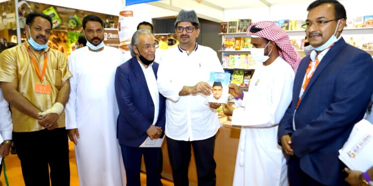 ഷാർജ പുസ്തകമേള; അഹമ്മദ്കുട്ടി ഉണ്ണികുളത്തിന്റെ ”പകരം ഇല്ലാത്ത സീതി സാഹിബ്” ബഷീർ അലി തങ്ങൾ   പ്രകാശനം ചെയ്തു