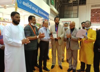 ഷാർജ പുസ്തകമേള; പ്രതിപക്ഷ നേതാവ് രമേശ് ചെന്നിത്തലയുടെ പുസ്തകം ”സഭയിലെ പോരാട്ടം”  ഷാർജ ഇന്ത്യൻ അസോസിയേഷന്റെ പ്രസിഡന്റ്  ഇ.പി.ജോൺസൺ പ്രകാശനം ചെയ്തു