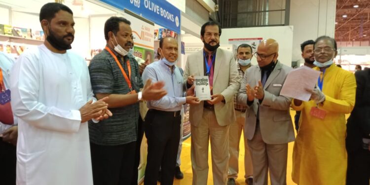 ഷാർജ പുസ്തകമേള; പ്രതിപക്ഷ നേതാവ് രമേശ് ചെന്നിത്തലയുടെ പുസ്തകം ”സഭയിലെ പോരാട്ടം”  ഷാർജ ഇന്ത്യൻ അസോസിയേഷന്റെ പ്രസിഡന്റ്  ഇ.പി.ജോൺസൺ പ്രകാശനം ചെയ്തു