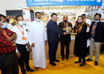 ഷാർജ പുസ്തകമേള; മാൻ ബുക്കർ ഇന്റർനാഷ്ണൽ പുരസ്ക്കാര ജേതാവായ ജോഖ അൽഹാരിസിയുടെ നോവലിന്റെ മലയാളം പതിപ്പ് ‘മധുര നാരകം’ ജാബിർ അബ്ദുൽ വഹാബ് പ്രകാശനം ചെയ്തു