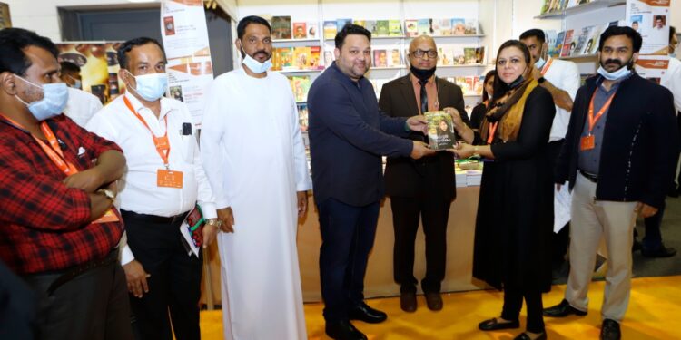 ഷാർജ പുസ്തകമേള; മാൻ ബുക്കർ ഇന്റർനാഷ്ണൽ പുരസ്‌ക്കാര ജേതാവായ ജോഖ അൽഹാരിസിയുടെ നോവലിന്റെ മലയാളം പതിപ്പ് ‘മധുര നാരകം’ ജാബിർ അബ്ദുൽ വഹാബ് പ്രകാശനം ചെയ്തു