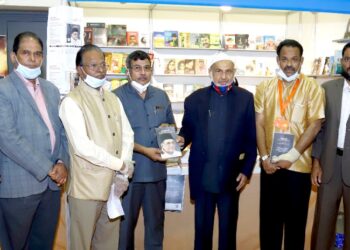 ‘തങ്ങള് വിളക്കണഞ്ഞ വര്ഷങ്ങള്’  ഡോ. പി.എ ഇബ്രാഹിം ഹാജി പ്രകാശനം ചെയ്തു