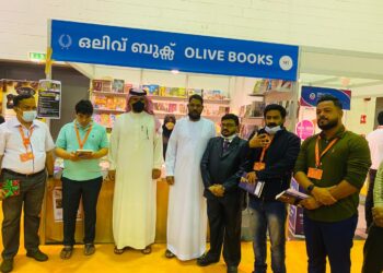 ഷാർജ പുസ്തകമേള; മാൻ ബുക്കർ ഇന്റർനാഷ്ണൽ പുരസ്ക്കാര ജേതാവായ ജോഖ അൽഹാരിസിയുടെ നോവലിന്റെ മലയാളം പതിപ്പ് ‘നിലാവിന്റെ പെണ്ണുങ്ങൾ’ മലബാർ ഗോൾഡ് മേധാവി ഫൈസൽ പ്രകാശനം ചെയ്തു