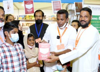 പ്രശസ്‌ത ചൈനീസ് എഴുത്തുകാരി ഫാങ് ഫാങ്ങിന്റെ വുഹാൻ ഡയറിയുടെ മലയാളം പതിപ്പ് സാമൂഹ്യ പ്രവർത്തകൻ ഫിറോസ് കുന്നുംപറമ്പിൽ ഒലിവ് പബ്ലിക്കേഷൻ ഗൾഫ് കോർഡിനേറ്റർ  സലാം പാപ്പിനിശേരിക്ക് നൽകി കൊണ്ട് പ്രകാശനം ചെയ്തു