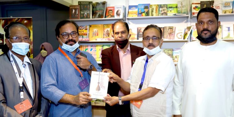 പ്രശസ്ത എഴുത്തുകാരി ഭാഷാസിംഗ് എഴുതിയ ശക്തമായ പുസ്തകത്തിന്റെ മലയാളം പതിപ്പ് ‘കാണാമറയത്തെ ഇന്ത്യ’ ഷാർജ ഇന്ത്യൻ അസോസിയേഷൻ ജനറൽ സെക്രട്ടറി അബ്ദുല്ല മല്ലിച്ചേരി പ്രകാശനം ചെയ്തു