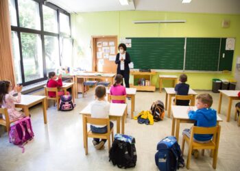 യു.എ.ഇ: മൂന്നാഴ്ച നീണ്ടുനിന്ന ശൈത്യകാല അവധിദിനങ്ങൾക്ക് വിരാമം കുറിച്ച് യു.എ.ഇ.യിലെ എല്ലാ എമിറേറ്റുകളിലേയും പൊതുവിദ്യാലയങ്ങളും സ്വകാര്യ വിദ്യാലയങ്ങളും ജനുവരി 3 മുതൽ പ്രവർത്തനമാരംഭിച്ചു.