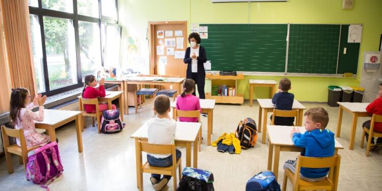 യു.എ.ഇ: മൂന്നാഴ്ച നീണ്ടുനിന്ന ശൈത്യകാല അവധിദിനങ്ങൾക്ക് വിരാമം കുറിച്ച് യു.എ.ഇ.യിലെ എല്ലാ എമിറേറ്റുകളിലേയും പൊതുവിദ്യാലയങ്ങളും സ്വകാര്യ വിദ്യാലയങ്ങളും ജനുവരി 3 മുതൽ പ്രവർത്തനമാരംഭിച്ചു.