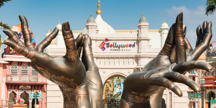 ഇന്ത്യൻ സ്റ്റൈലിൽ അണിഞ്ഞൊരുങ്ങി ദുബായ് ബോളിവുഡ് പാർക്ക്