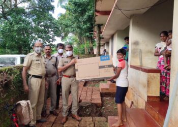 മേൽപറമ്പ പോലീസ് കോളിയടുക്കം ഗവ.യു പി സ്കൂൾ ആറാംക്ലാസ് വിദ്യാർത്ഥിക്ക് ടെലിവിഷൻ സമ്മാനിച്ചു