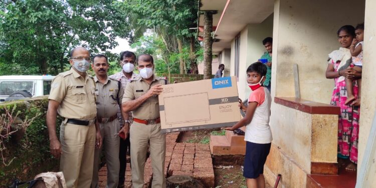 മേൽപറമ്പ പോലീസ് കോളിയടുക്കം ഗവ.യു പി സ്കൂൾ ആറാംക്ലാസ് വിദ്യാർത്ഥിക്ക് ടെലിവിഷൻ സമ്മാനിച്ചു