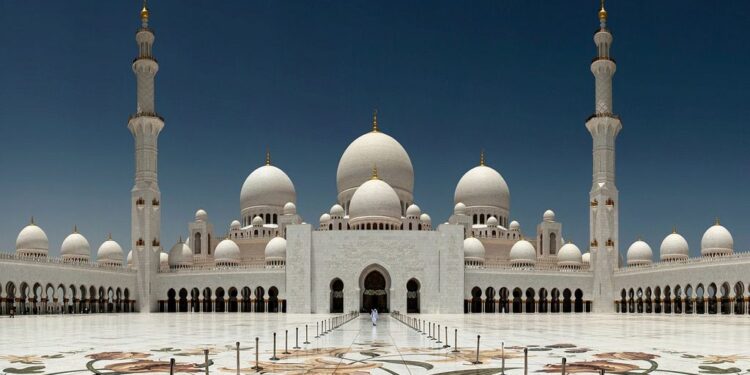 അബുദാബി ഷെയ്ഖ് സായിദ് ഗ്രാൻഡ് മോസ്കിൽ 11,000 സന്ദർശകരാണ് ഈദ് ആഘോഷിക്കാനെത്തിയത്