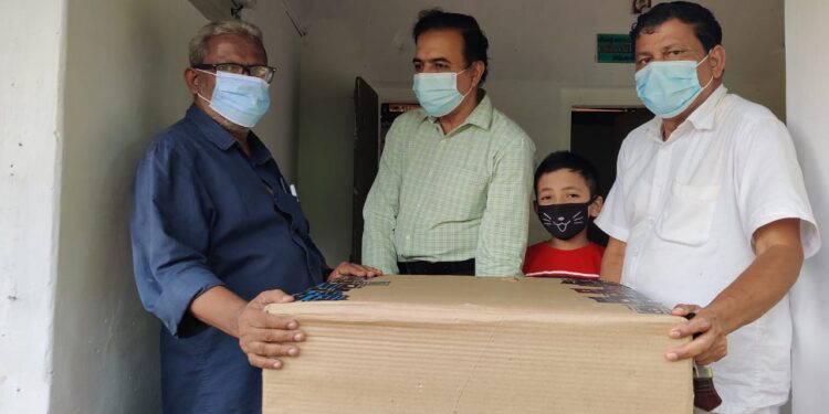 ദർശന യു.എ.ഇ ഓക്സിജൻ കോൺസട്രേറ്റർ കൈമാറി