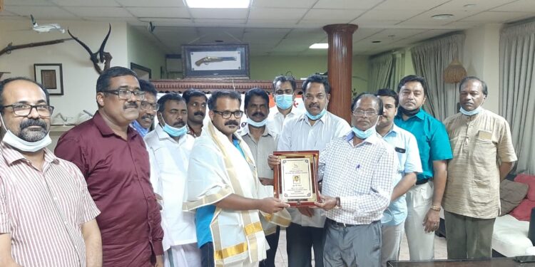 ഗോൾഡൻ ഹീറോ അവാർഡ് ജേതാക്കളെ ഇൻകാസ് ഷാർജ സ്റ്റേറ്റ് കമ്മിറ്റി ആദരിച്ചു.