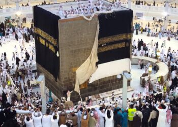 പരിശുദ്ധ കഅബയ്ക്ക് പുതിയ കിസ്വാ മാറ്റിസ്ഥാപിക്കുന്നത് വീഡിയോ കാണാം