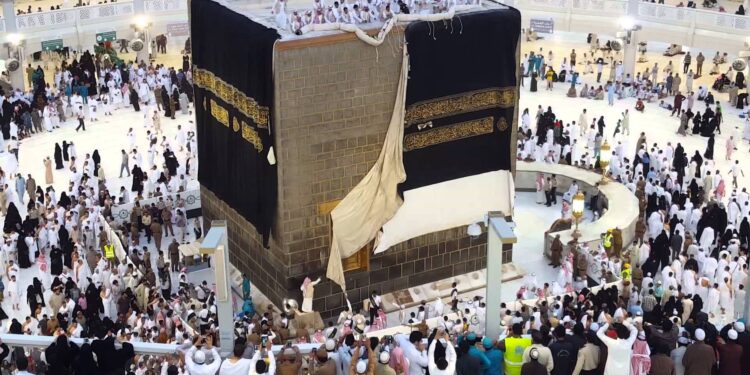 പരിശുദ്ധ കഅബയ്ക്ക് പുതിയ കിസ്വാ മാറ്റിസ്ഥാപിക്കുന്നത് വീഡിയോ കാണാം