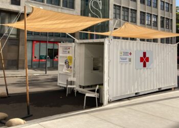 കോവിഡ് -19: അബുദാബിയിൽ ഷിപ്പിംഗ് കണ്ടെയ്നറുകൾ ഉപയോഗപ്പെടുത്തി ഡ്രൈവ്-ത്രൂ സേവന കേന്ദ്രം തുറന്നു