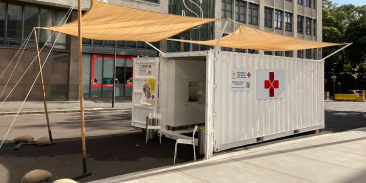 കോവിഡ് -19: അബുദാബിയിൽ ഷിപ്പിംഗ് കണ്ടെയ്നറുകൾ ഉപയോഗപ്പെടുത്തി ഡ്രൈവ്-ത്രൂ സേവന കേന്ദ്രം തുറന്നു