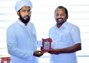 ഡോ.ഹബ്ദുൽ ഹകീം അസ്ഹരിയുടെ പുസ്തകവും ടി എൻ പ്രതാപൻ എം പി യുടെ മറുപടിയും അനുധാവനത്തിന്റെ ആനന്ദം സോഷ്യൽ മീഡിയയിൽ വൈറൽ