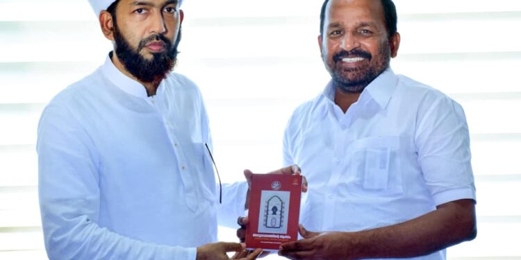 ഡോ.ഹബ്ദുൽ ഹകീം അസ്ഹരിയുടെ പുസ്തകവും ടി എൻ പ്രതാപൻ എം പി യുടെ മറുപടിയും അനുധാവനത്തിന്റെ ആനന്ദം സോഷ്യൽ മീഡിയയിൽ വൈറൽ