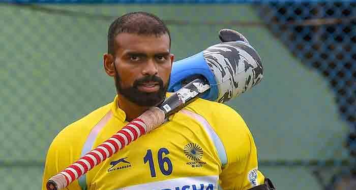 ശ്രീജേഷ് നെടുമ്പാശേരി വിമാനത്താവളത്തിലെത്തി സ്വീകരിക്കാൻ വാൻ ജനാവലി കായിക മന്ത്രി വിമാനത്താവളത്തിലെത്തി