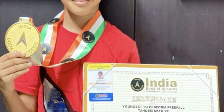 മേഘങ്ങൾക്കിടയിലൂടെ ഒരു കുഞ്ഞുകിളിയായ് പറന്നു റെക്കോർഡ് കരസ്ഥമാക്കി കാസർഗോഡിന്റെ സ്വന്തം അമൻ.