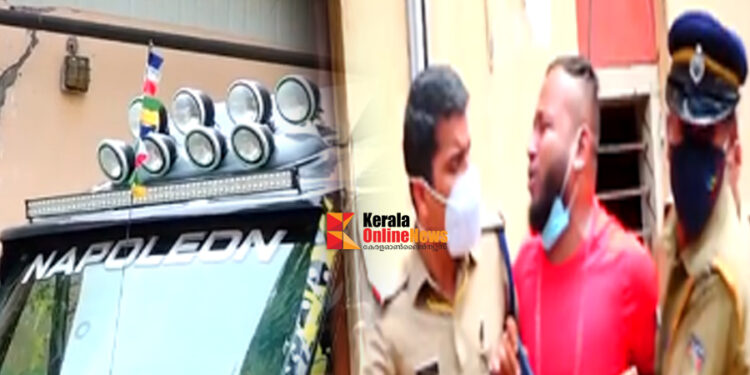 ഇ ബുൾജെറ്റ്: കണ്ണൂർ പോലീസ് സ്റ്റേഷനിലേക്ക് മടക്കി വിഡിയോകാൾ വഴി മജിസ്ട്രേറ്റ് നുമുമ്പിൽ ആജരാക്കും പ്രധിഷേധത്തിനായി കണ്ണൂരിൽ ജനങ്ങൾ ഒരുമിച്ച് കൂടുന്നു നിയമ പാലകർ ജാഗ്രതയിൽ