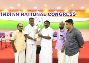 ഡി സി സി ലൈബ്രറിയിലേക്ക് പുസ്തകങ്ങൾ കൈമാറി