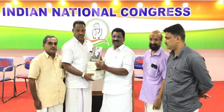 ഡി സി സി ലൈബ്രറിയിലേക്ക് പുസ്തകങ്ങൾ കൈമാറി