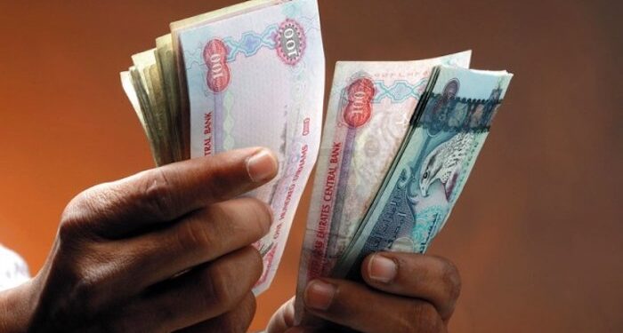 ഇന്ത്യന്‍ രൂപയുടെ മൂല്യം വീണ്ടും ഇടിഞ്ഞു. 15മാസത്തെ ഏറ്റവും വലിയ തകർച്ചയിലാണ് രൂപ