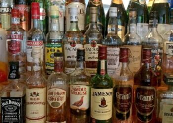 കുവൈത്തില്‍ വില്‍പന നടത്താനായി വാഹനത്തില്‍ കൊണ്ടുപോവുകയായിരുന്ന മദ്യ ശേഖരവുമായിരണ്ട് പ്രവാസികള്‍  അറസ്റ്റിലായി