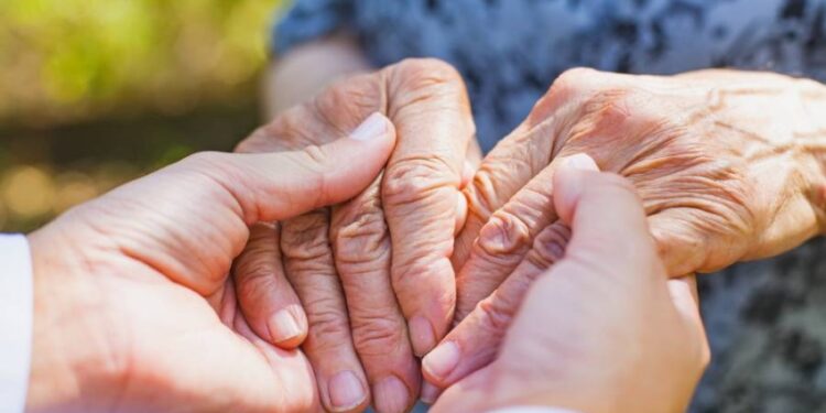 യുഎഇയിൽ മുതിർന്ന പൗരന്മാരോട് മോശമായി പെരുമാറിയാൽ 2 വർഷം തടവും 50,000 ദിർഹം വരെ പിഴയും ശിക്ഷ