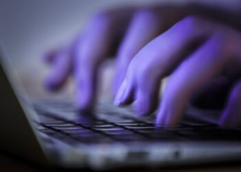 യുഎഇയിൽ പൊതുമാന്യതയ്‍ക്ക് നിരക്കാത്ത വീഡിയോ ദൃശ്യങ്ങള്‍  സാമൂഹിക മാധ്യമങ്ങളില്‍ അപ്‍ലോഡ് ചെയ്യുന്നവർക്കെതിരെ നടപടി കർശനമാക്കും.