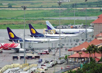 ഗൾഫ് പ്രവാസികളെ പിഴിഞ്ഞ് വിമാനക്കമ്പനികൾ; ലണ്ടൻ യാത്രയെക്കാൾ ഉയർന്ന് യുഎഇ നിരക്ക് കേരളത്തിൽനിന്ന് യുഎഇയിലേക്കുള്ള വിമാന ടിക്കറ്റ് നിരക്ക് ലണ്ടനിലേക്കുള്ളതിനെക്കാൾ കൂടുതൽ