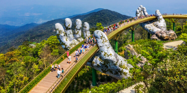 വിയറ്റ്നാം വിദേശ സഞ്ചാരികളെ സ്വാഗതം ചെയ്യുന്നു