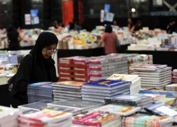 ദുബായ് ഇന്ത്യൻ ഹൈസ്കൂൾ പ്ലസ് വൺ വിദ്യാർഥിനി മാളവികാ രാജേഷിന്റെ റൺ എവേയ്സ് എന്ന ഇംഗ്ലീഷ് നോവൽ ഷാർജ രാജ്യാന്തര പുസ്തകമേളയിൽ പ്രകാശനം ചെയ്തു