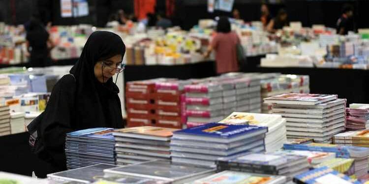 ദുബായ് ഇന്ത്യൻ ഹൈസ്കൂൾ പ്ലസ് വൺ വിദ്യാർഥിനി മാളവികാ രാജേഷിന്റെ റൺ എവേയ്സ് എന്ന ഇംഗ്ലീഷ് നോവൽ ഷാർജ രാജ്യാന്തര പുസ്തകമേളയിൽ പ്രകാശനം ചെയ്തു