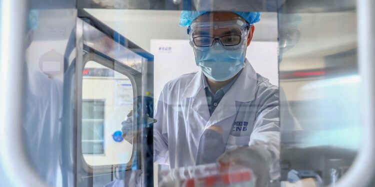 അബുദാബിയിൽ വീടുകളിലും കമ്പനികളിലും ഫ്‌ളൂ വാക്സിനേഷൻ വിതരണം