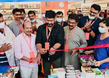 ഷാര്‍ജ പുസ്തകോത്സവത്തിലെ ചിന്ത സ്റ്റാള്‍  ഉത്ഘാടനം നടന്‍ ഇര്‍ഷാദ് അലി നിര്‍വ്വഹിച്ചു