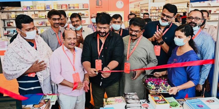 ഷാര്‍ജ പുസ്തകോത്സവത്തിലെ ചിന്ത സ്റ്റാള്‍  ഉത്ഘാടനം നടന്‍ ഇര്‍ഷാദ് അലി നിര്‍വ്വഹിച്ചു