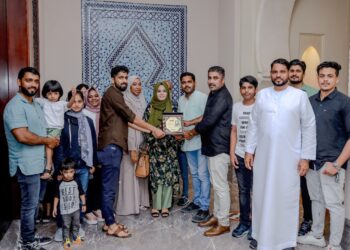 ഫാത്തിമ തഹ്ലിയയെ ഷാർജ അഴീക്കോട് മണ്ഡലം കെ.എം.സി.സി സ്നേഹോപഹാരം നൽകി ആദരിച്ചു