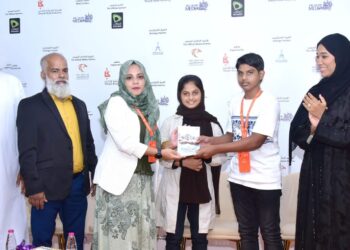 ഫാത്തിമ ഷെരീഫയുടെ കവിതാ സമാഹാരം ആദിൽ അബ്ദുൽ സലാമിന് നൽകി പ്രകാശനം ചെയ്തു