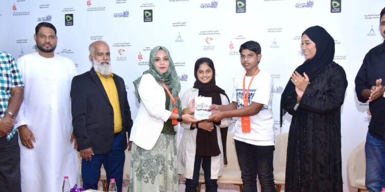 ഫാത്തിമ ഷെരീഫയുടെ കവിതാ സമാഹാരം ആദിൽ അബ്ദുൽ സലാമിന് നൽകി പ്രകാശനം ചെയ്തു