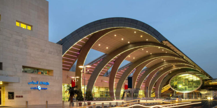 കോവിഡ് ഭീതി ഒഴിഞ്ഞുതുടങ്ങിയതോടെ ദുബായ് അന്താരാഷ്ട്ര വിമാനത്താവളം പൂർണതോതിൽ പ്രവർത്തിപ്പിക്കാനുള്ള നടപടി തുടങ്ങി