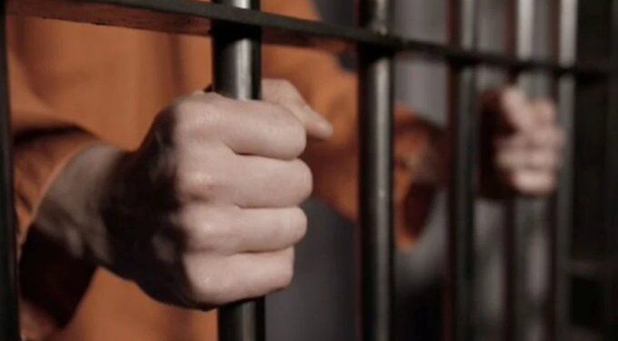 യുഎഇയില് അനുവാദമില്ലാതെ മറ്റുള്ളവരുടെ ഫോട്ടോയെടു ത്താല് ഇനി ഒരുകോടി രൂപവരെ പിഴ അടക്കേണ്ടിവരും. ഇതിന് പുറമേ ആറ് മാസം വരെ തടവും ലഭിക്കും.