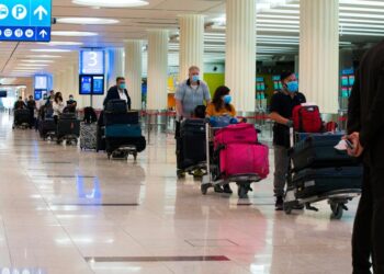 യു.എ.ഇ യാത്രികർ എമിറേറ്റ്സ് ഐ.ഡി കരുതാൻ ശ്രദ്ധിക്കണമെന്ന് അധികൃതർ അറിയിച്ചു .